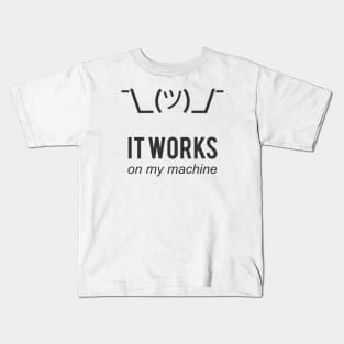 Shrug it works on my machine - Programmer Excuse Design Kids T-Shirt